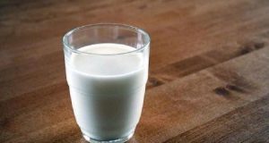 الكمية المناسبة لشرب اللبن حسب الفئة العمرية الكمية المناسبة لشرب اللبن حسب الفئة العمرية