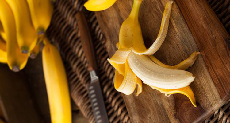 صورة فوائد قشر الموز للشعر الخفيف