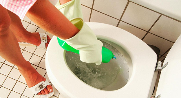 صورة طريقة تنظيف المرحاض من الصدأ