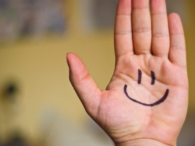 تحدث عن إجابة مبتسمة