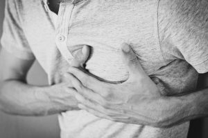 أسباب ألم الثدي الأيسر والكتف