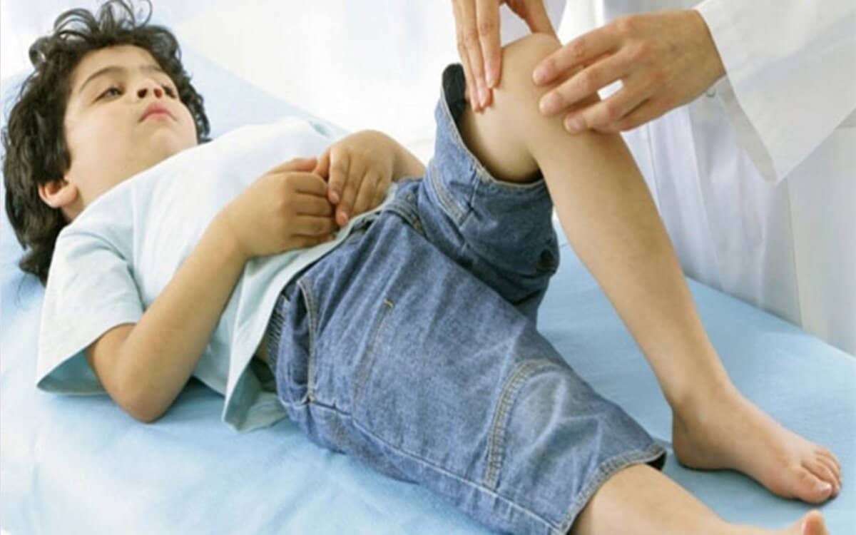 صورة اسباب الام الركبة عند الاطفال